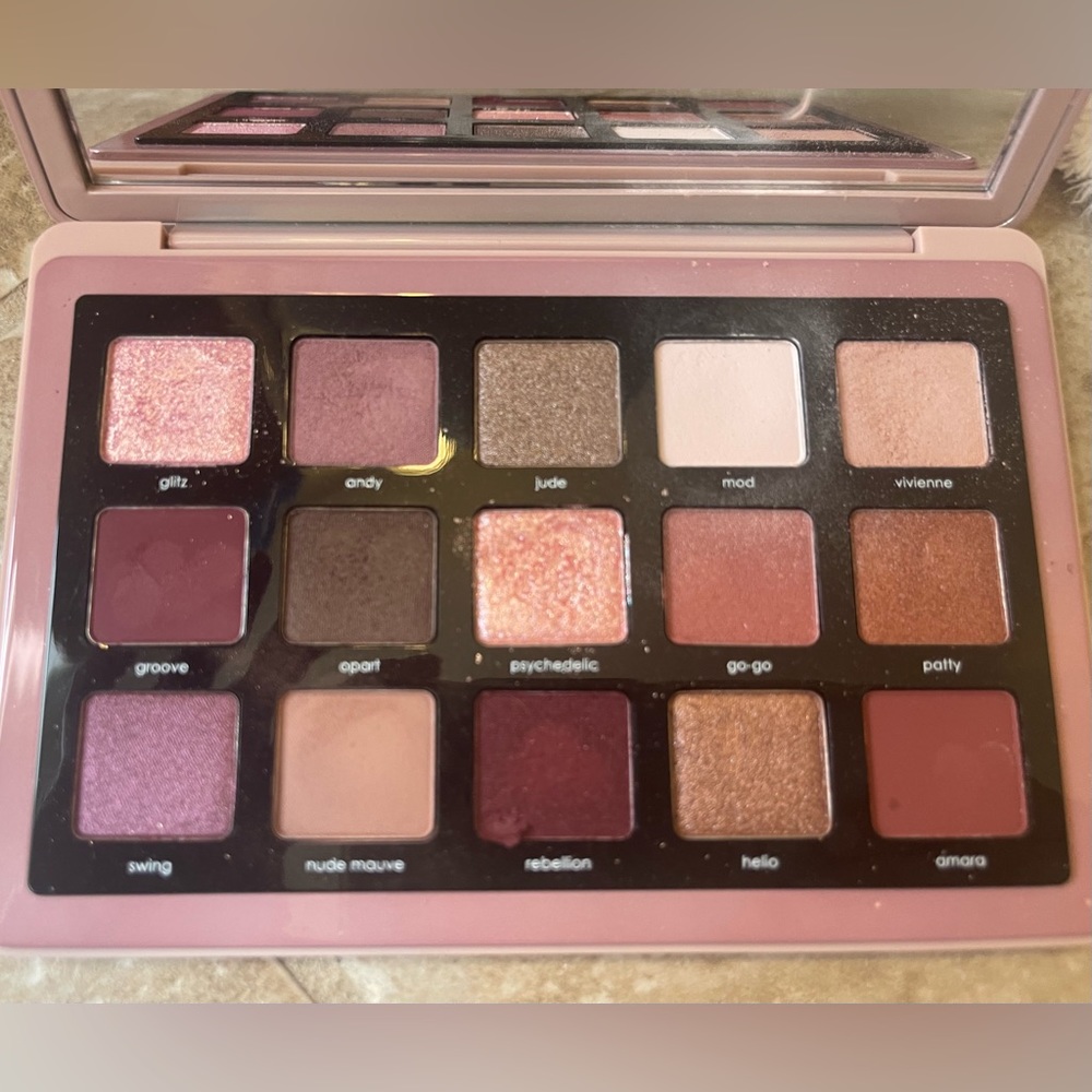 Eye shadow palette